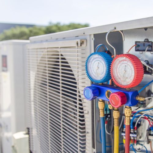 Air,Conditioning,,Hvac,Service,Technician,Using,Gauges,To,Check,Refrigerant